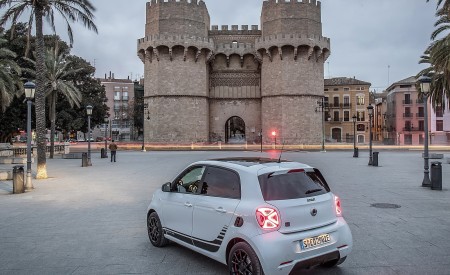 2020 Smart EQ ForFour Pulse Line (Color: Ice White) Rear Three-Quarter Wallpapers 450x275 (24)