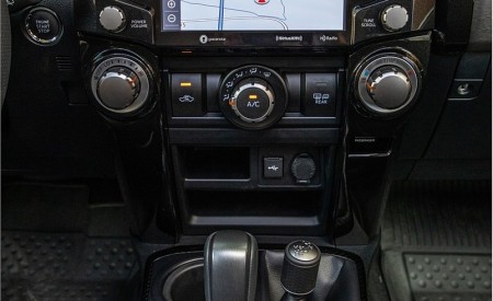 2020 Toyota 4Runner TRD Off-Road Central Console Wallpapers 450x275 (21)