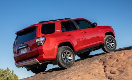 2020 Toyota 4Runner TRD Off-Road Rear Three-Quarter Wallpapers 450x275 (19)
