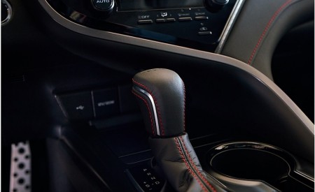 2020 Toyota Camry TRD Central Console Wallpapers 450x275 (11)