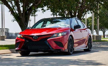2020 Toyota Camry TRD Front Three-Quarter Wallpapers 450x275 (4)