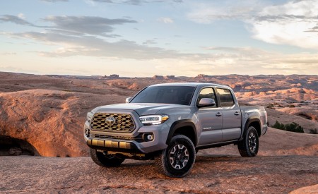 2020 Toyota Tacoma TRD Off-Road (Color: Cement) Front Three-Quarter Wallpapers 450x275 (7)