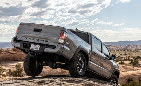 2020 Toyota Tacoma TRD Off-Road (Color: Cement) Rear Three-Quarter Wallpapers 450x275 (13)