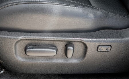 2020 Toyota Tacoma TRD Off-Road Interior Detail Wallpapers 450x275 (20)