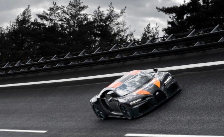 2021 Bugatti Chiron Super Sport 300+ Front Three-Quarter Wallpapers 450x275 (3)