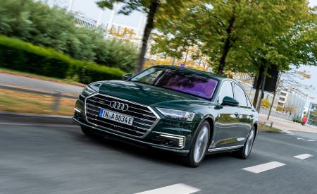 2020 Audi A8 L 60 TFSI e quattro Plug-In Hybrid (Color: Goodwood Green) Front Three-Quarter Wallpapers 450x275 (21)