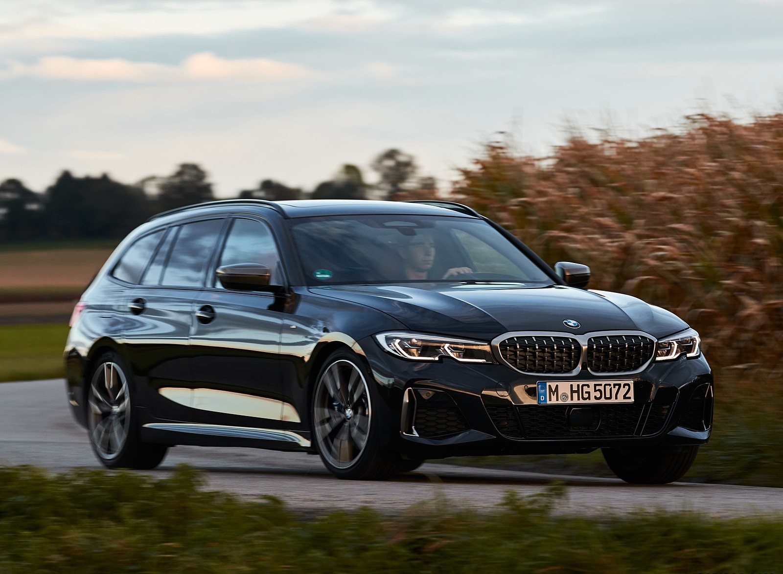 2020 BMW M340i xDrive Touring (Color: Black Sapphire Metallic) Front Three-Quarter Wallpapers (13)