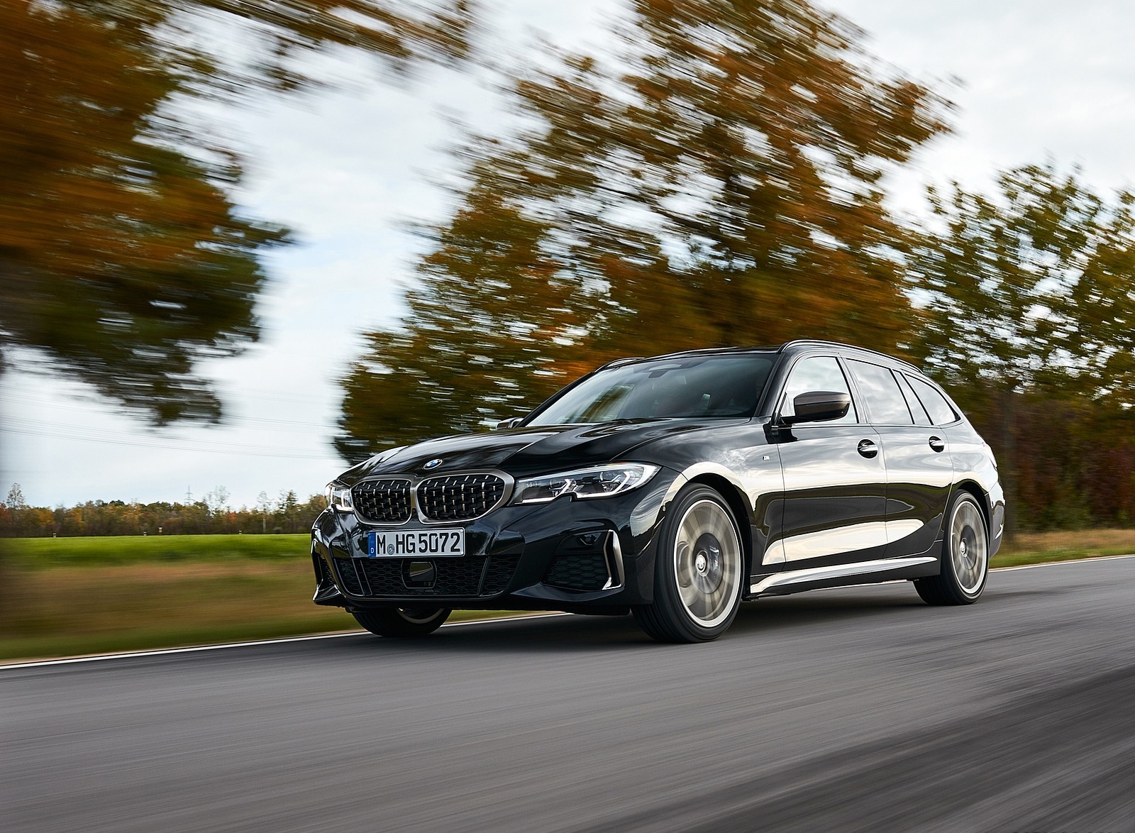 2020 BMW M340i xDrive Touring (Color: Black Sapphire Metallic) Front Three-Quarter Wallpapers (3)