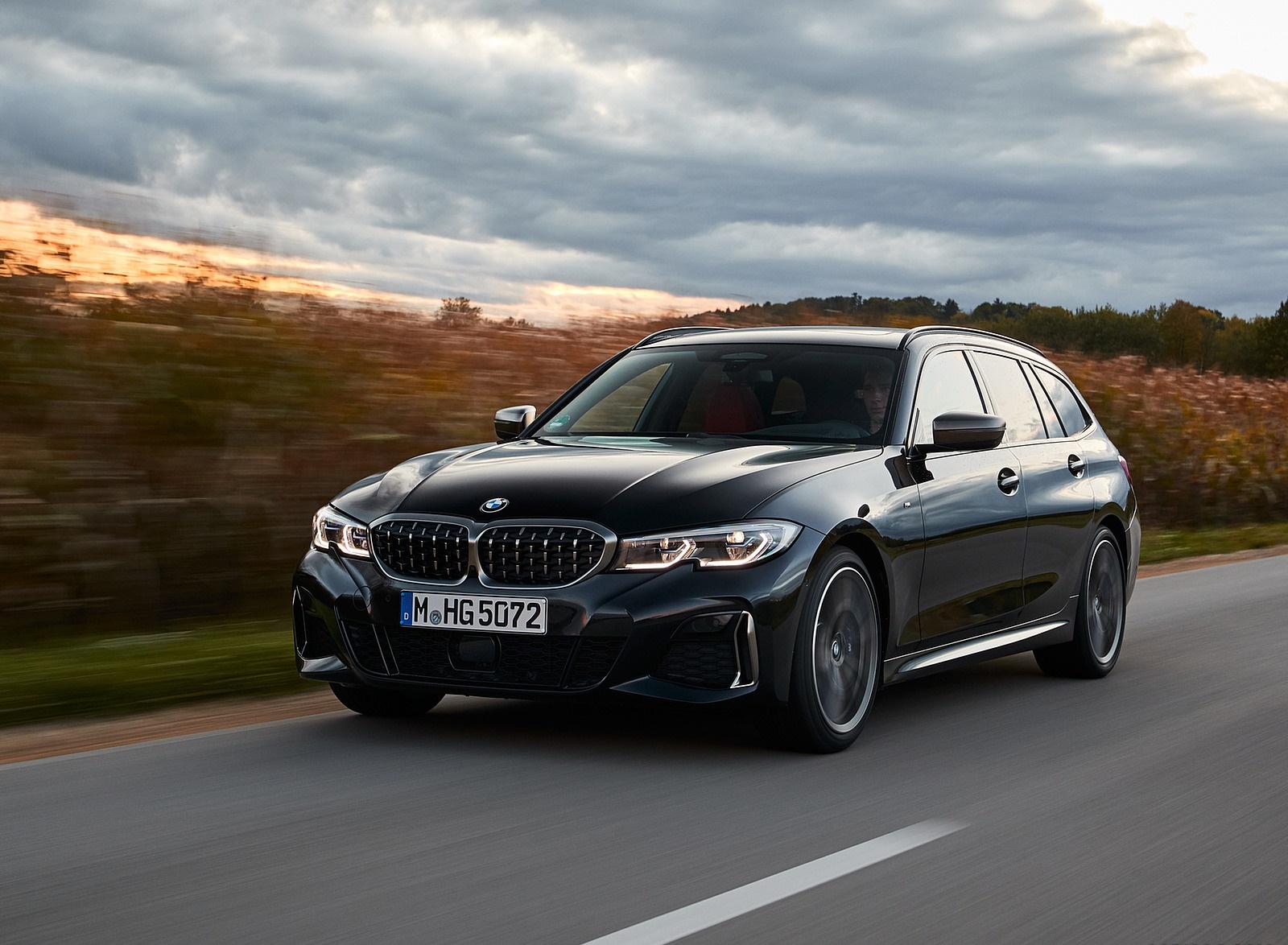 2020 BMW M340i xDrive Touring (Color: Black Sapphire Metallic) Front Three-Quarter Wallpapers (4)