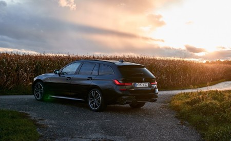 2020 BMW M340i xDrive Touring (Color: Black Sapphire Metallic) Rear Three-Quarter Wallpapers 450x275 (37)