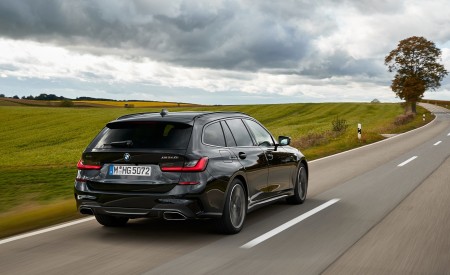 2020 BMW M340i xDrive Touring (Color: Black Sapphire Metallic) Rear Three-Quarter Wallpapers 450x275 (23)