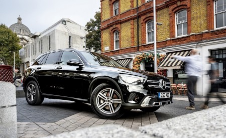 2020 Mercedes-Benz GLC 220d (UK-Spec) Front Three-Quarter Wallpapers 450x275 (53)