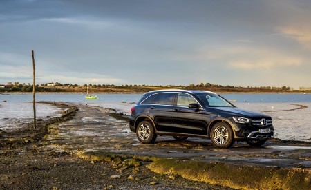 2020 Mercedes-Benz GLC 220d (UK-Spec) Front Three-Quarter Wallpapers 450x275 (35)