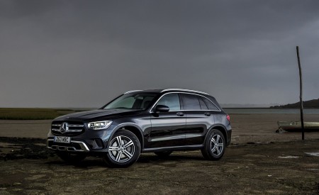 2020 Mercedes-Benz GLC 220d (UK-Spec) Front Three-Quarter Wallpapers 450x275 (45)