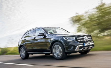 2020 Mercedes-Benz GLC 220d (UK-Spec) Front Three-Quarter Wallpapers 450x275 (3)