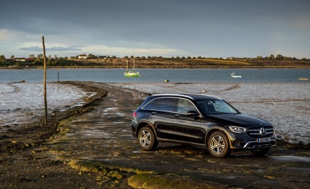 2020 Mercedes-Benz GLC 220d (UK-Spec) Front Three-Quarter Wallpapers 450x275 (43)
