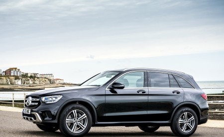 2020 Mercedes-Benz GLC 220d (UK-Spec) Front Three-Quarter Wallpapers 450x275 (34)