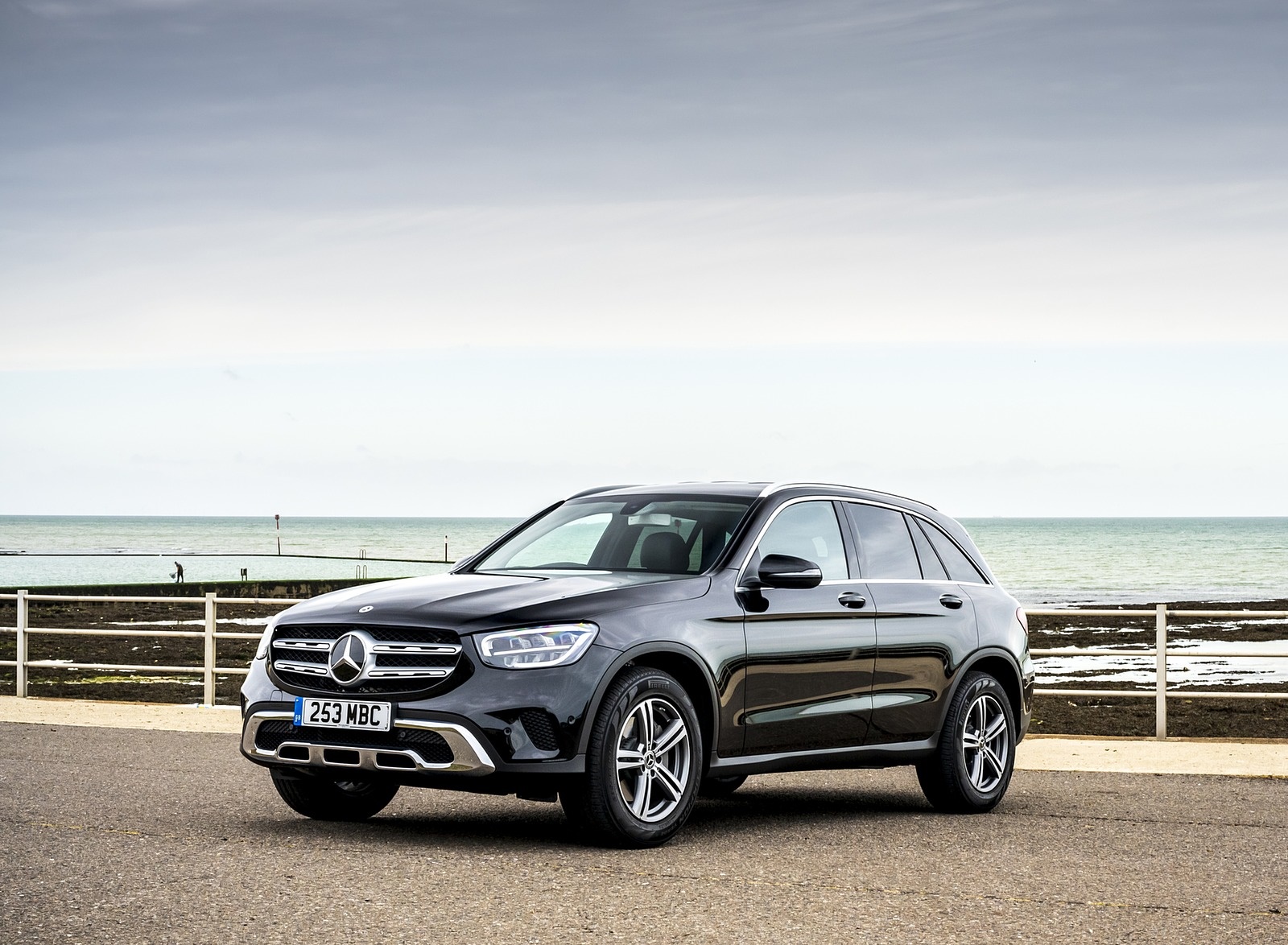 2020 Mercedes-Benz GLC 220d (UK-Spec) Front Three-Quarter Wallpapers (14)