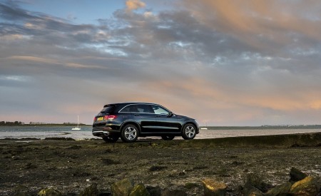 2020 Mercedes-Benz GLC 220d (UK-Spec) Rear Three-Quarter Wallpapers 450x275 (42)