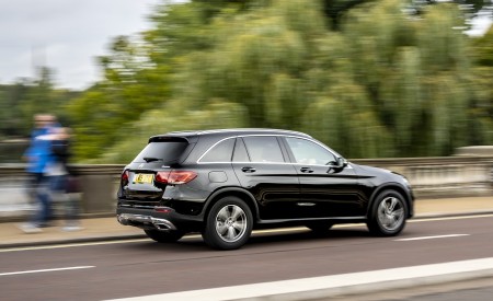 2020 Mercedes-Benz GLC 220d (UK-Spec) Rear Three-Quarter Wallpapers 450x275 (15)