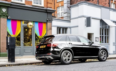 2020 Mercedes-Benz GLC 220d (UK-Spec) Rear Three-Quarter Wallpapers 450x275 (50)