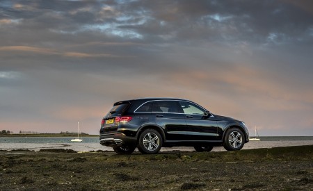 2020 Mercedes-Benz GLC 220d (UK-Spec) Rear Three-Quarter Wallpapers 450x275 (41)