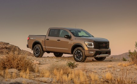 2020 Nissan TITAN PRO 4X Front Three-Quarter Wallpapers 450x275 (8)