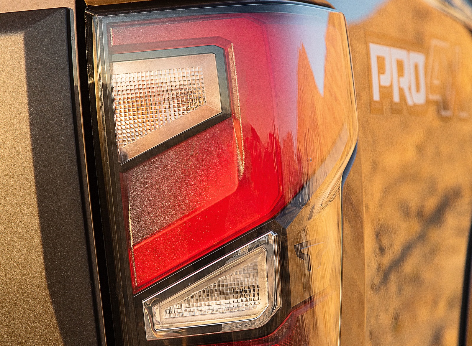 2020 Nissan TITAN PRO 4X Tail Light Wallpapers (15)