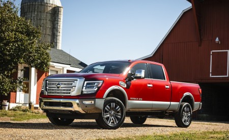 2020 Nissan TITAN XD Platinum Reserve Front Three-Quarter Wallpapers 450x275 (2)