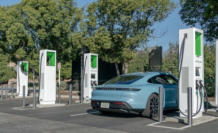 2020 Porsche Taycan 4S (Color: Frozen Blue Metallic) Charging Wallpapers 450x275 (89)