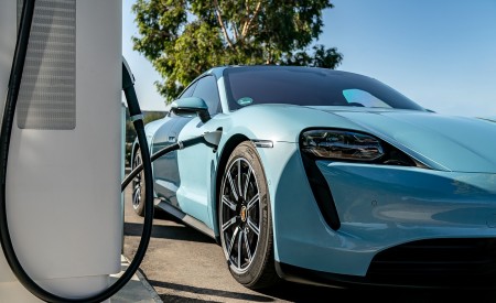 2020 Porsche Taycan 4S (Color: Frozen Blue Metallic) Charging Wallpapers 450x275 (91)