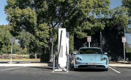 2020 Porsche Taycan 4S (Color: Frozen Blue Metallic) Front Wallpapers 450x275 (87)