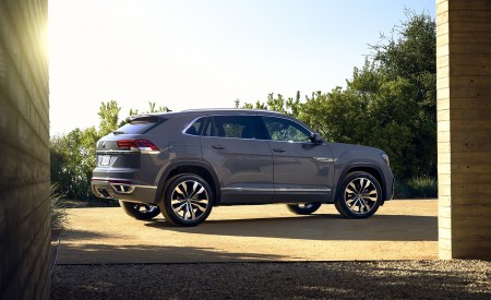 2020 Volkswagen Atlas Cross Sport Rear Three-Quarter Wallpapers 450x275 (18)