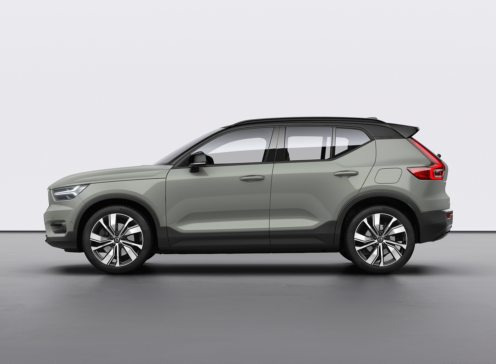 2020 Volvo XC40 Recharge P8 AWD (Color: Sage Green) Side Wallpapers (14)
