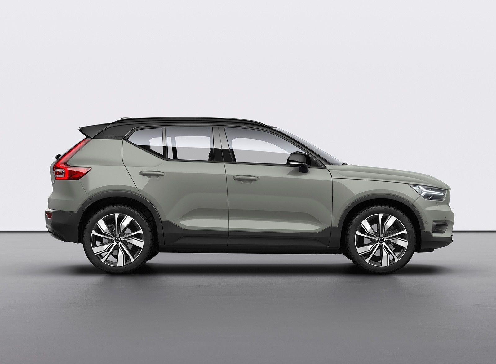 2020 Volvo XC40 Recharge P8 AWD (Color: Sage Green) Side Wallpapers (15)
