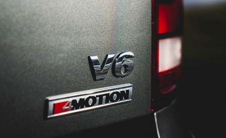 2019 Volkswagen Amarok Black Edition (UK-Spec) Badge Wallpapers 450x275 (38)