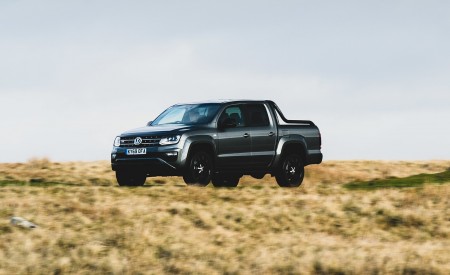 2019 Volkswagen Amarok Black Edition (UK-Spec) Front Three-Quarter Wallpapers 450x275 (2)
