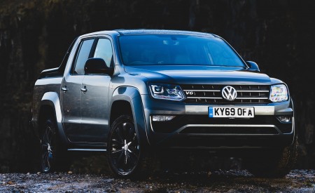 2019 Volkswagen Amarok Black Edition (UK-Spec) Front Three-Quarter Wallpapers 450x275 (26)