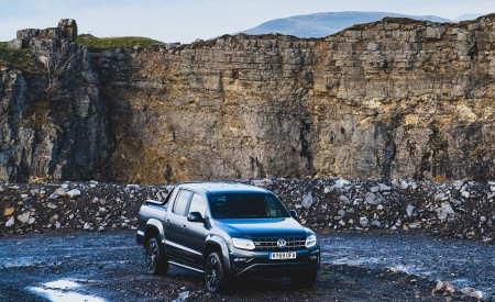 2019 Volkswagen Amarok Black Edition (UK-Spec) Front Three-Quarter Wallpapers 450x275 (14)
