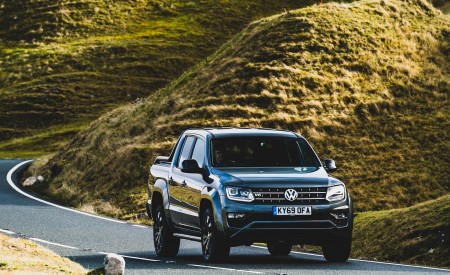 2019 Volkswagen Amarok Black Edition (UK-Spec) Front Three-Quarter Wallpapers 450x275 (3)