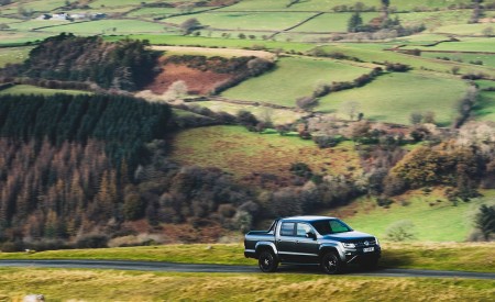 2019 Volkswagen Amarok Black Edition (UK-Spec) Front Three-Quarter Wallpapers 450x275 (15)