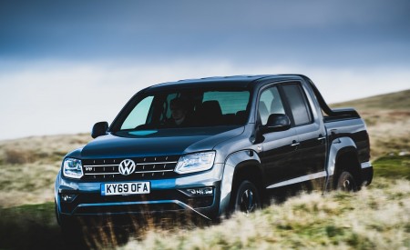 2019 Volkswagen Amarok Black Edition (UK-Spec) Front Three-Quarter Wallpapers 450x275 (4)