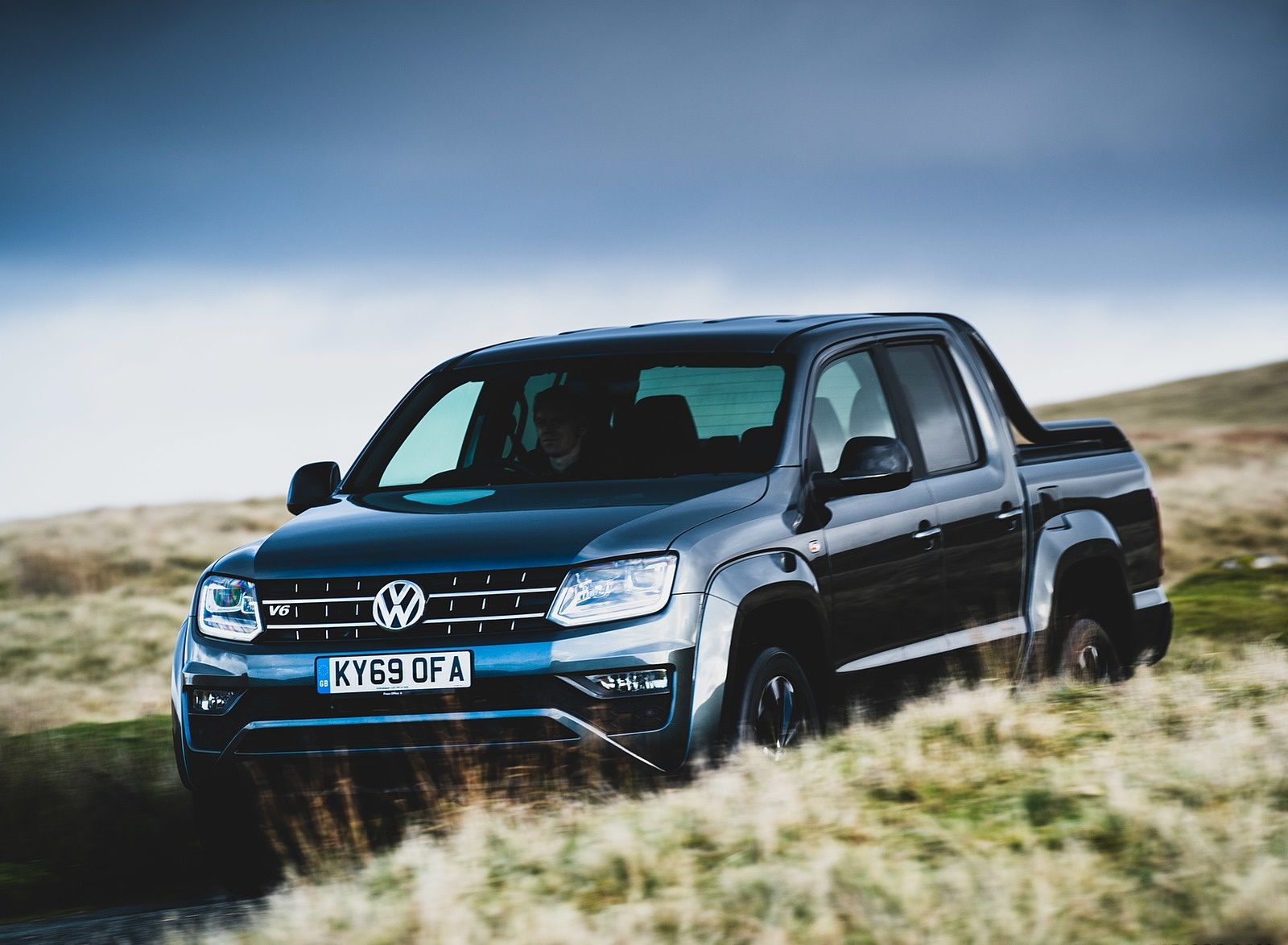 2019 Volkswagen Amarok Black Edition (UK-Spec) Front Three-Quarter Wallpapers (4)