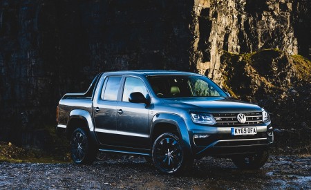 2019 Volkswagen Amarok Black Edition (UK-Spec) Front Three-Quarter Wallpapers 450x275 (27)
