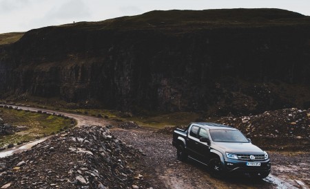2019 Volkswagen Amarok Black Edition (UK-Spec) Front Three-Quarter Wallpapers 450x275 (16)