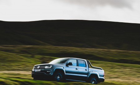 2019 Volkswagen Amarok Black Edition (UK-Spec) Front Three-Quarter Wallpapers 450x275 (5)
