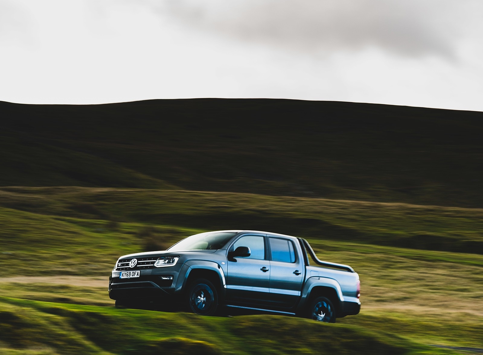 2019 Volkswagen Amarok Black Edition (UK-Spec) Front Three-Quarter Wallpapers (5)