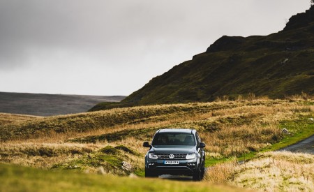 2019 Volkswagen Amarok Black Edition (UK-Spec) Front Wallpapers 450x275 (18)