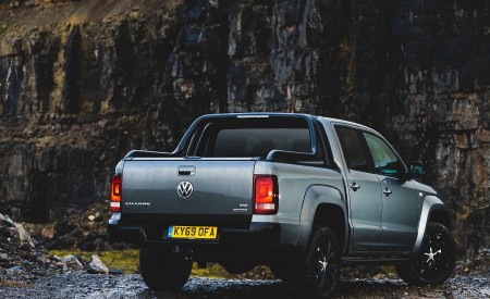 2019 Volkswagen Amarok Black Edition (UK-Spec) Rear Three-Quarter Wallpapers 450x275 (28)