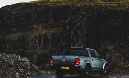 2019 Volkswagen Amarok Black Edition (UK-Spec) Rear Three-Quarter Wallpapers 450x275 (29)